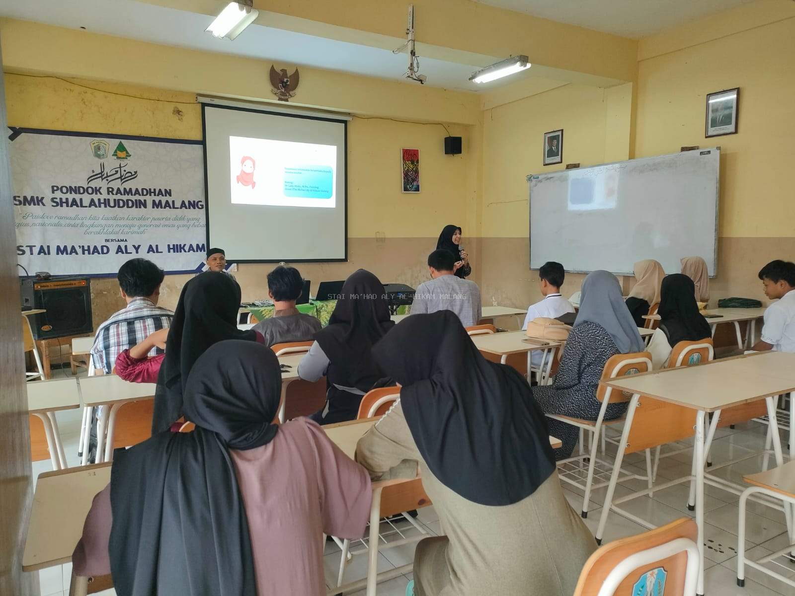 Dr. Laily Abida: Adab Pergaulan, Cerminan Keimanan Seorang Muslim